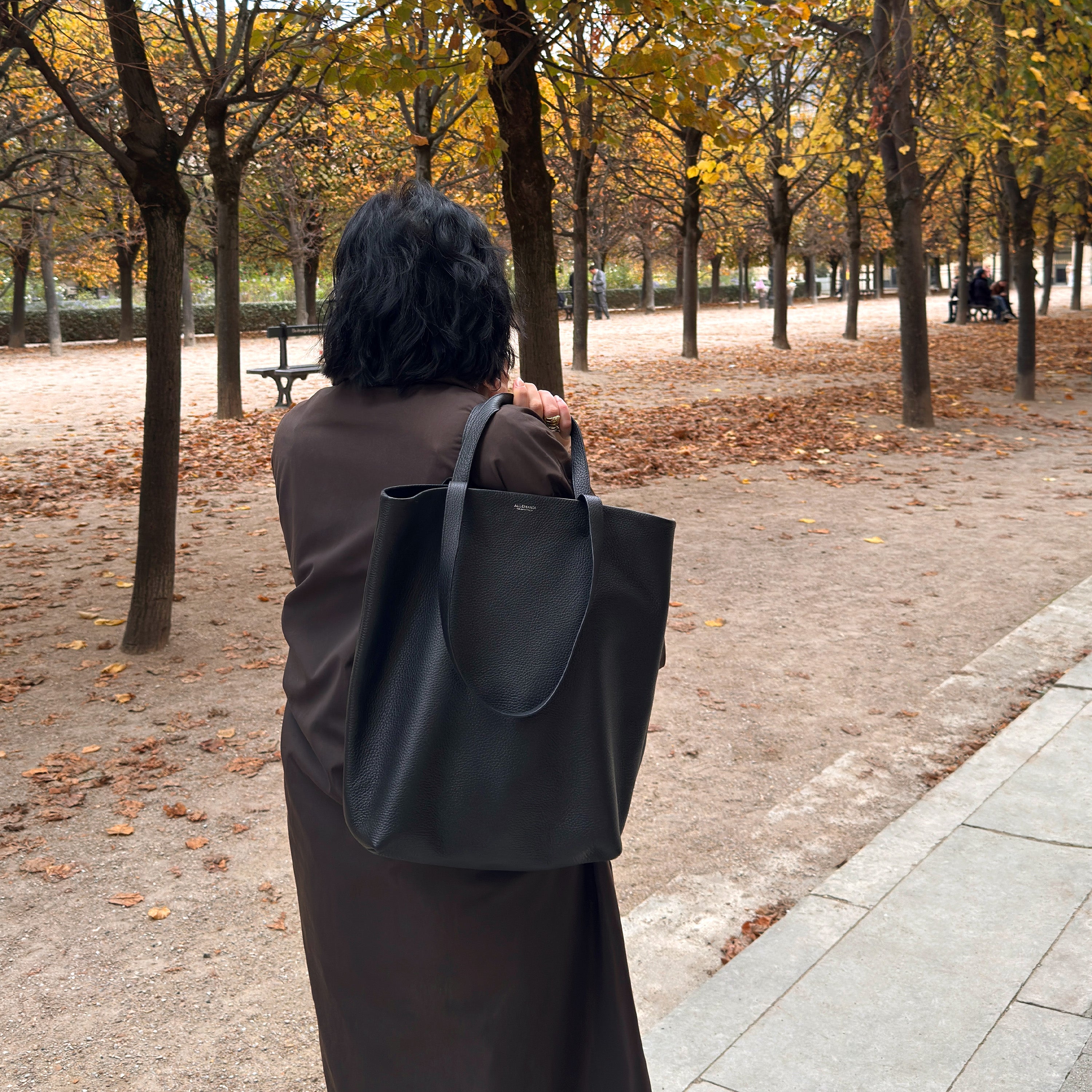The tote bag - Ebony grained leather