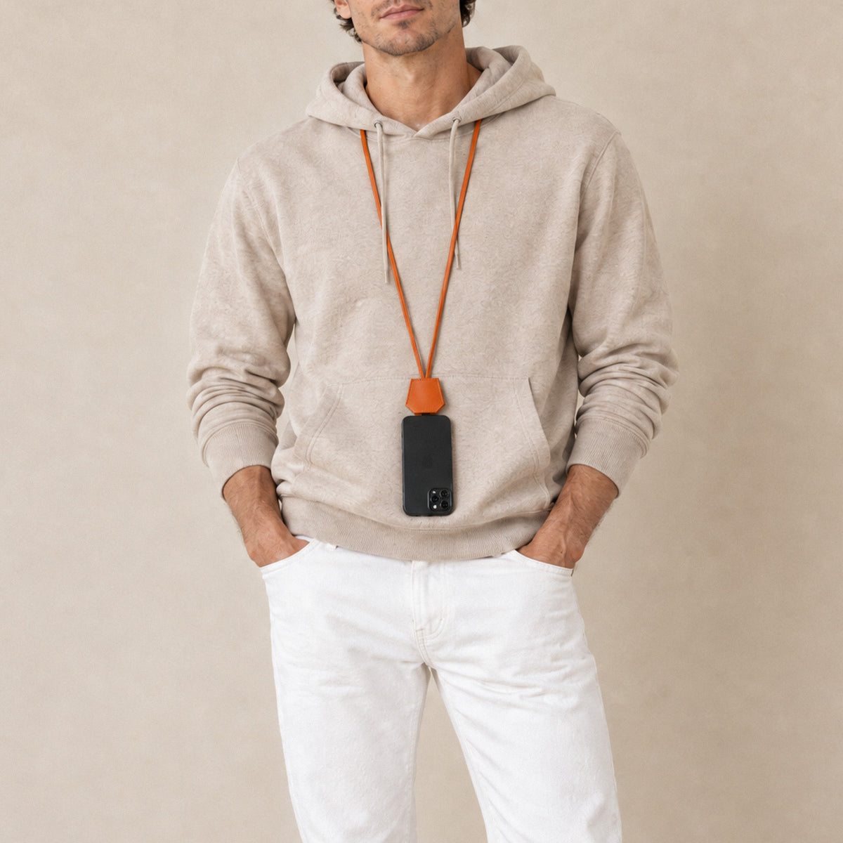 Cordon téléphone cloche en cuir orange ALLEMANDI porté