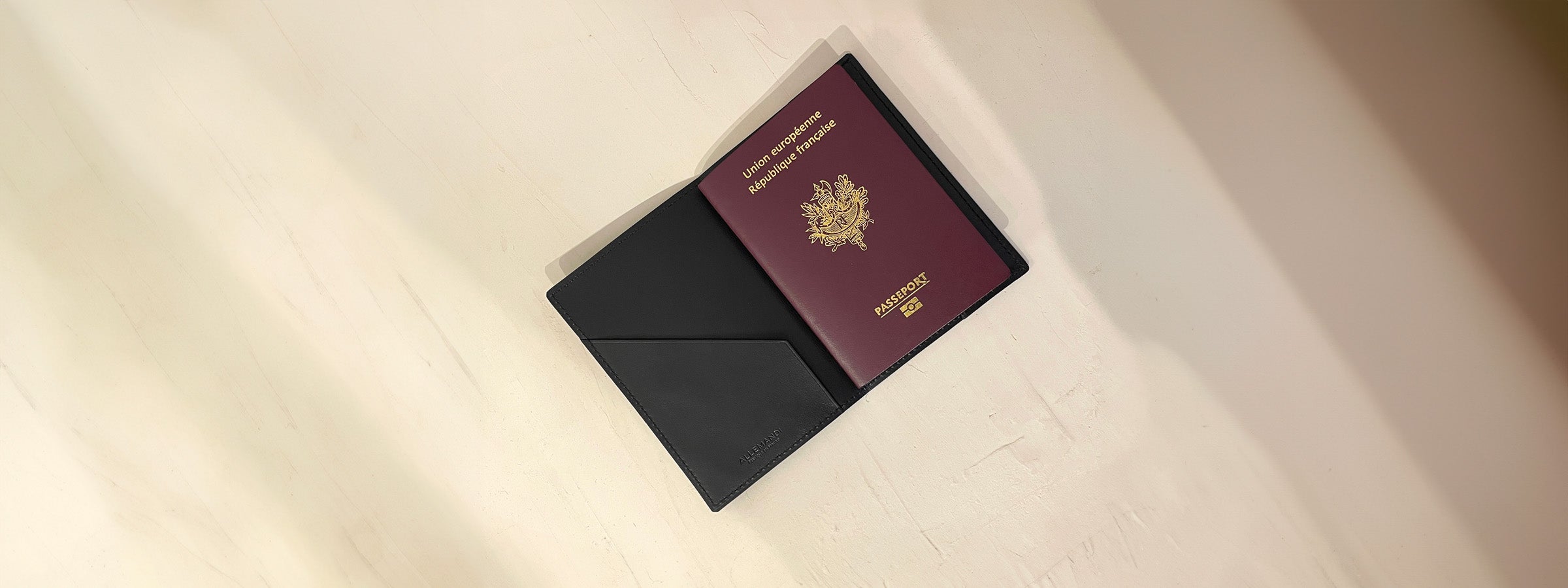 Protège passeport initiales